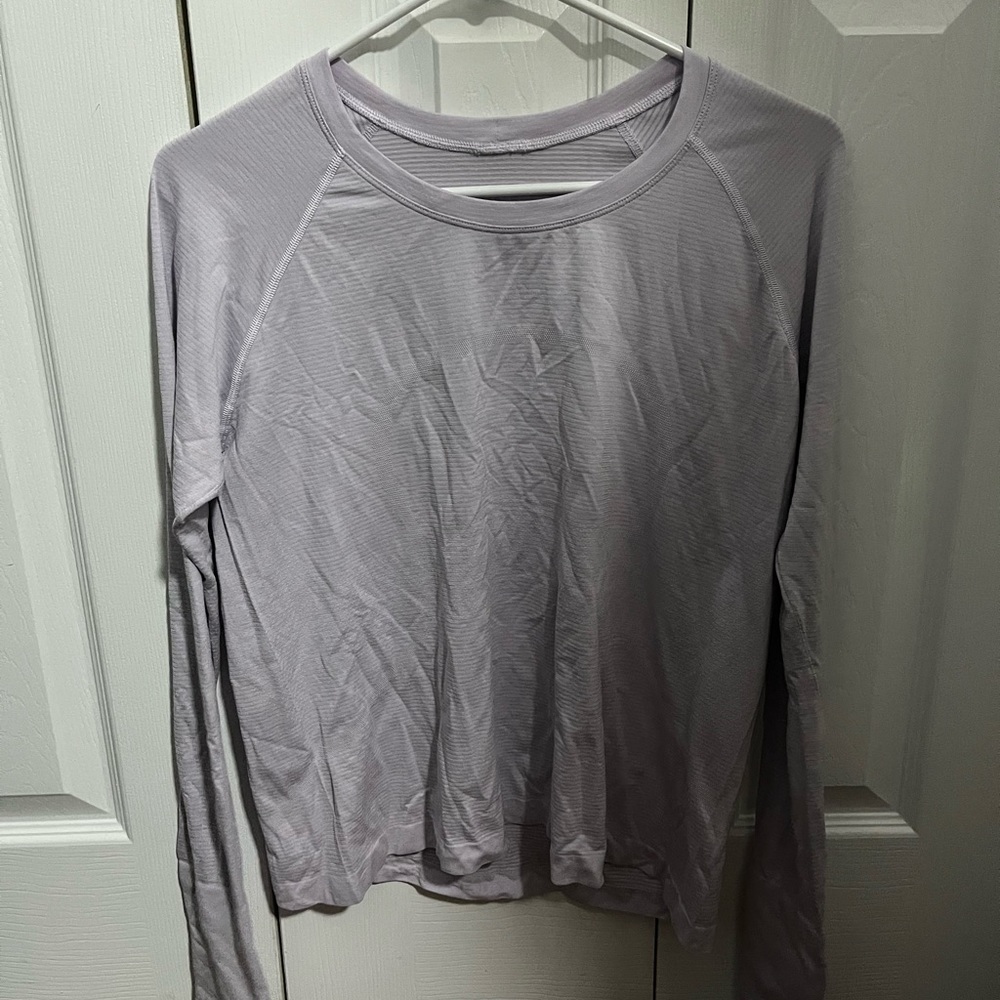 Size 12 Light purple (camera doesn’t catch the color) lululemon swiftly tech